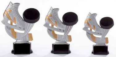 Drei 3-er Serie Eishockey 160 mm - 200 mm PK739165-63-3 mit exklusivem Design, das detaillierte Schläger und Bälle zeigt, werden ausgestellt. Mit goldenen Akzenten und auf schwarzen Sockeln sitzend sind diese Trophäen aus hochwertigem Material gefertigt.